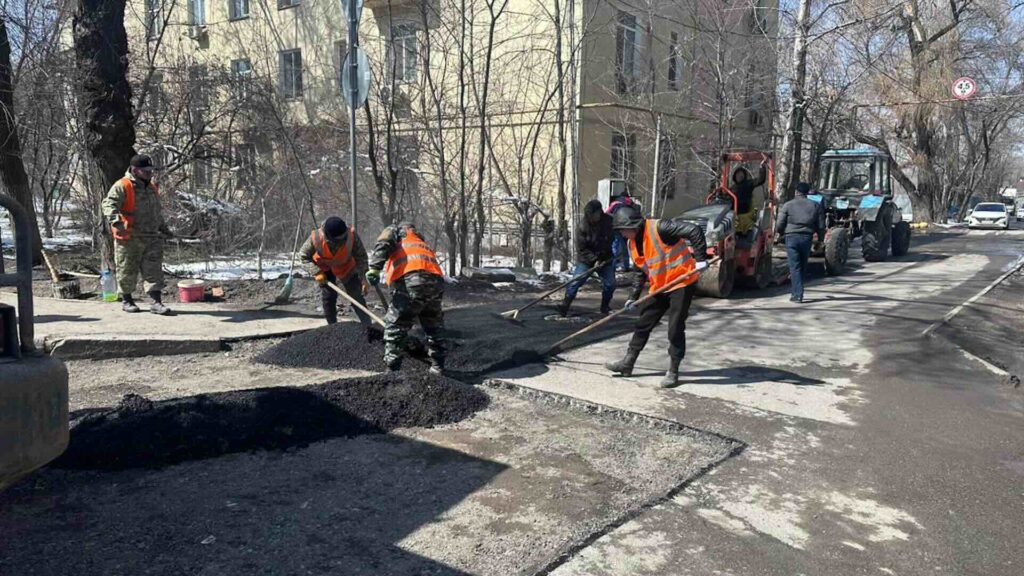 Дорожные службы ремонтируют дорогу в Алматы