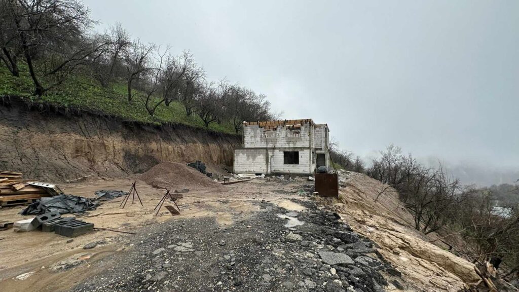 Самовольная постройка на склоне горы в Алматы