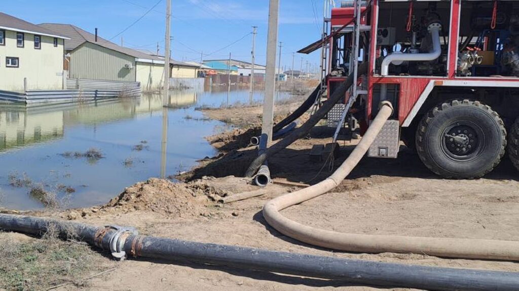 Откачка воды в Атырауской области