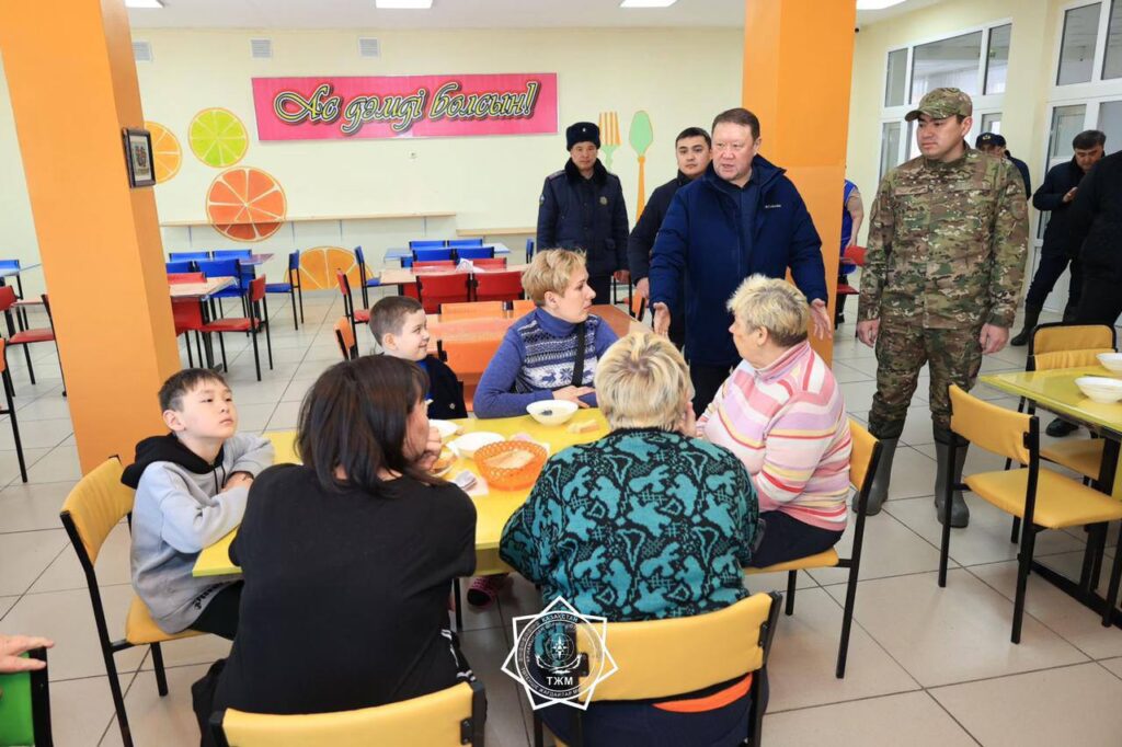 Жители эвакуированного села в школьной столовой в Костанайской области