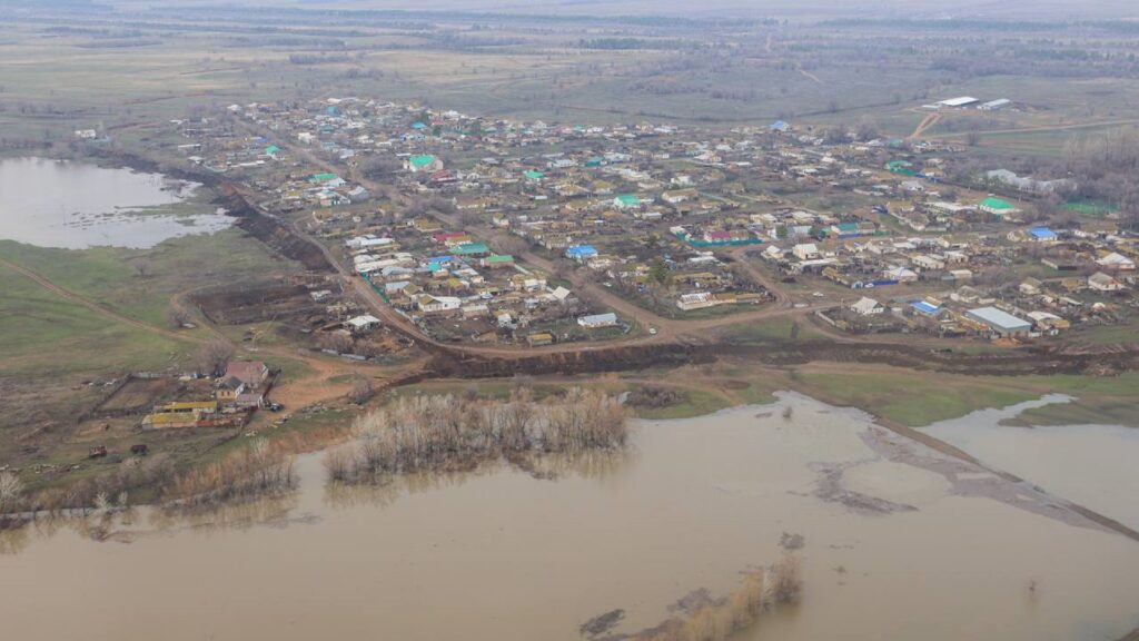 Вода угрожает домам