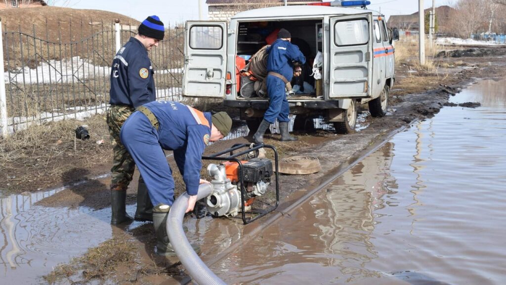 Спасатели откачивают воду из затопленного места