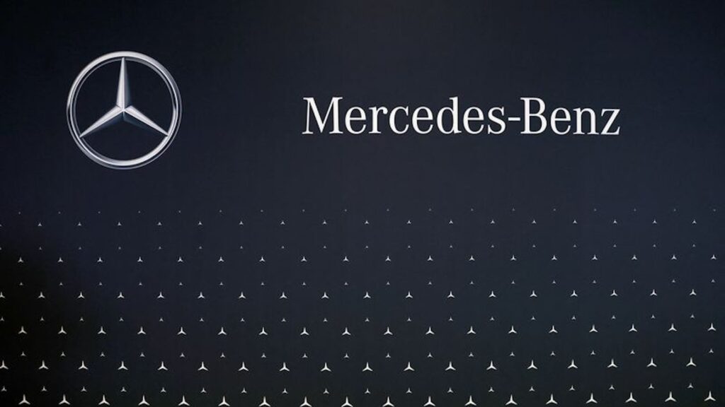 Логотип Mercedes-Benz на выставке Everything Electric в международном выставочном и конгресс-центре ExCeL London в Лондоне, Великобритания