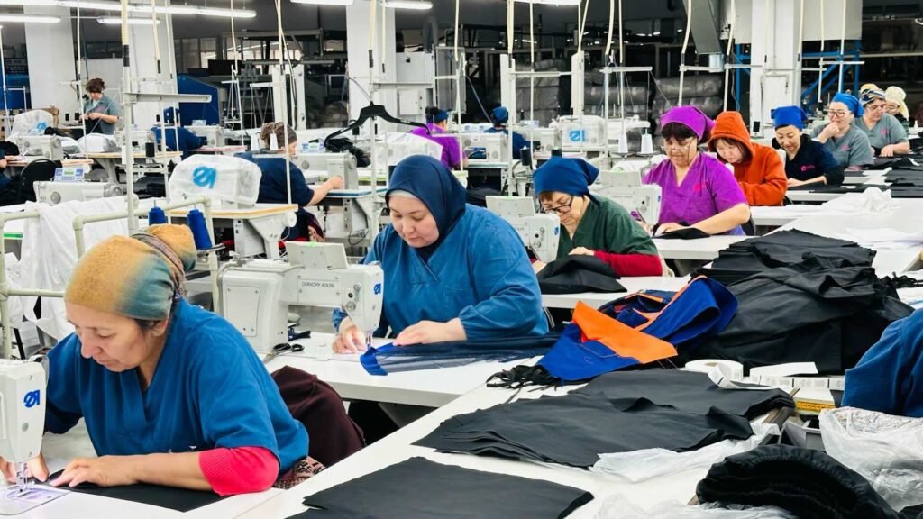 Женщины на фабрике шьют одежду в Казахстане