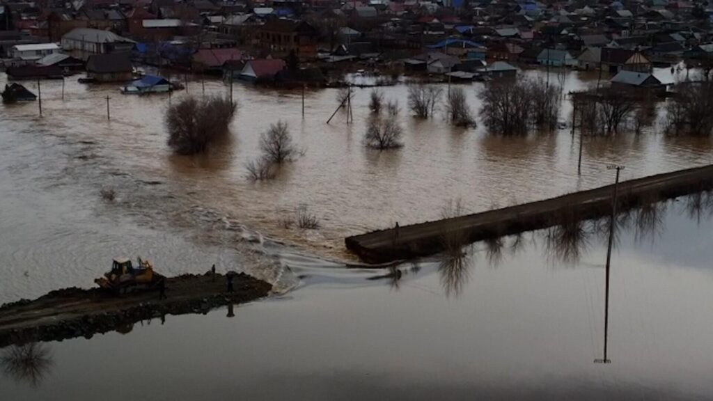 Вода прорвала плотину