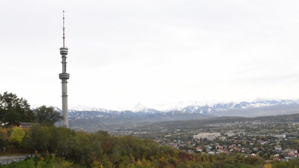 Вид на Алматы на фоне башни кок-тобе в пасмурный день