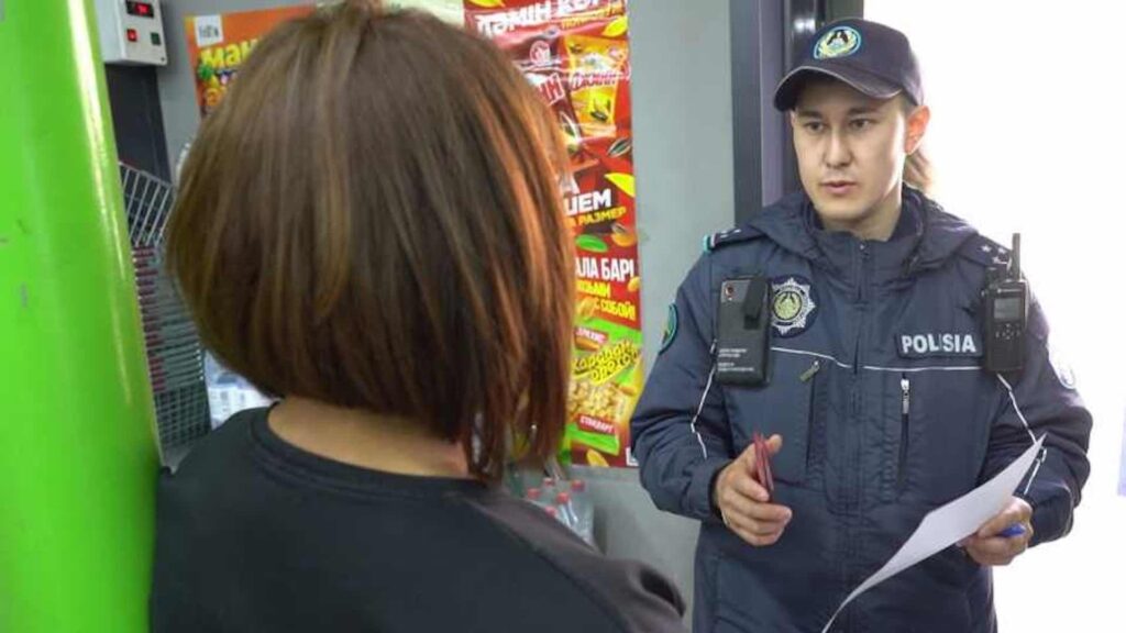 Полицейский разговаривает с женщиной в магазине