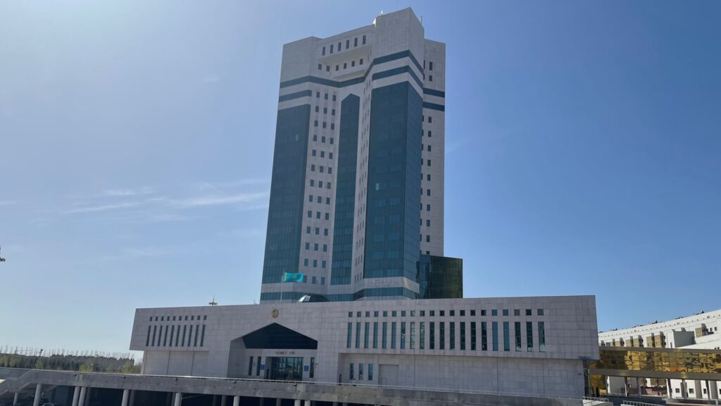 Общий вид на здание "Дома правительства" в Астане, Казахстан