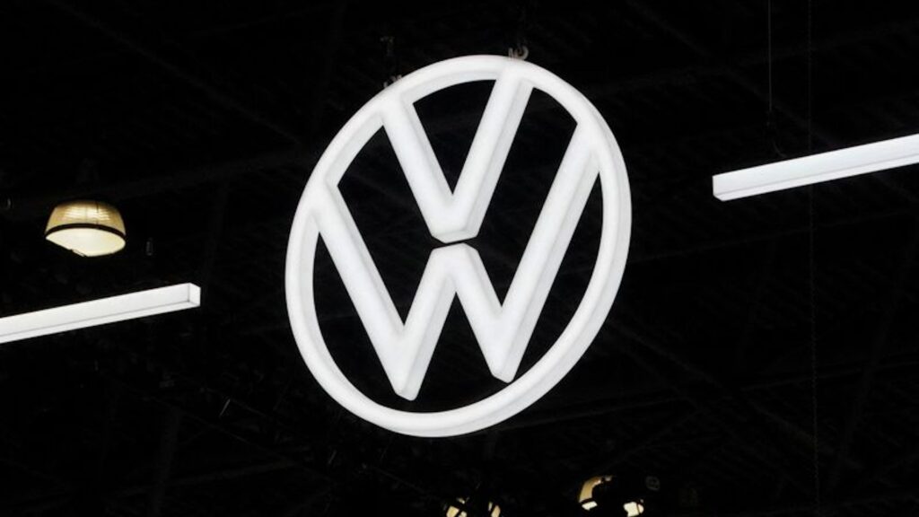 Логотип Volkswagen на пресс-превью Нью-Йоркского международного автосалона в Манхэттене, Нью-Йорк, США.