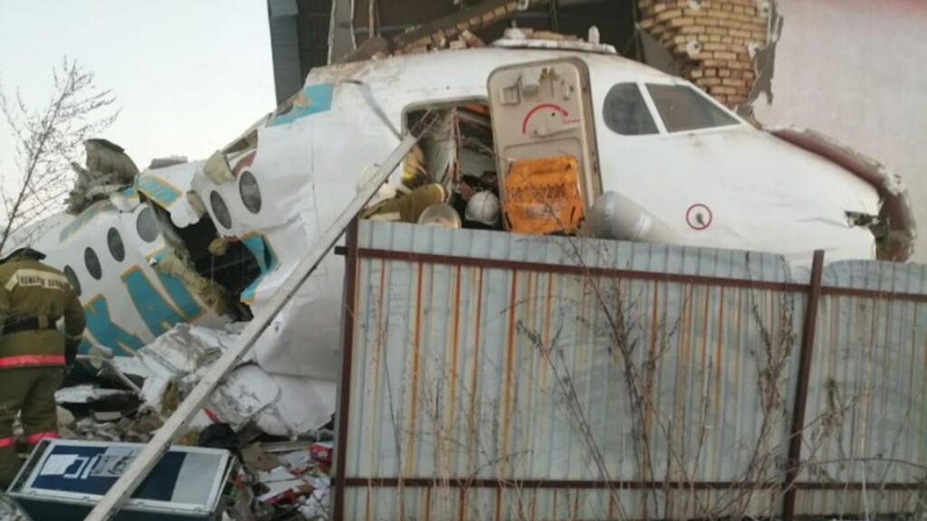 Самолет Fokker-100 авиакомпании BekAir только что упал на жилой дом близ алматинского аэропорта