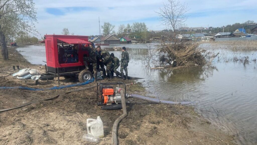 Спасатели откачивают воду