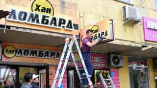 В Алматы предприниматели демонтируют ненормативную рекламу