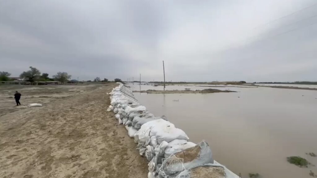 Дамбы из песка сдерживают воду