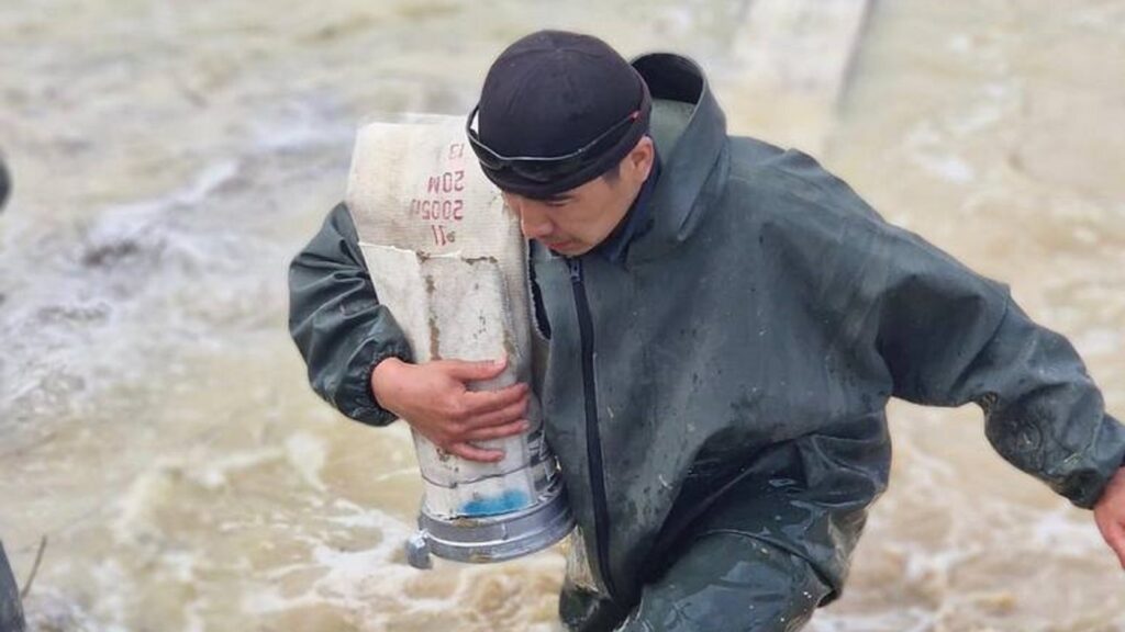 Спасатель выбирается из воды