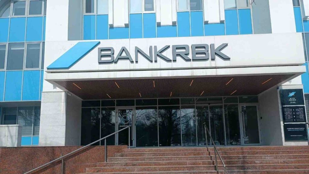 Здание с логотипом Bank RBK