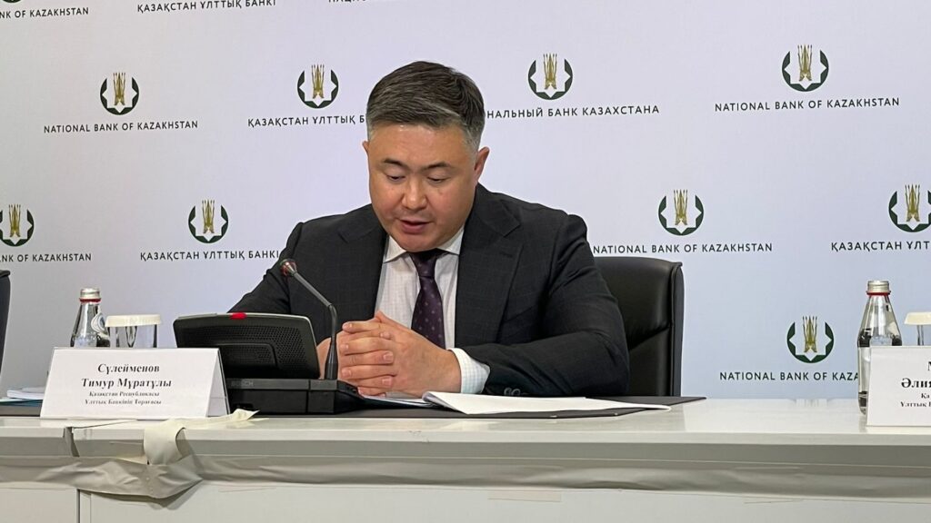 Глава Национального банка Казахстана Тимур Сулейменов выступает перед журналистами 31 мая 2024 года
