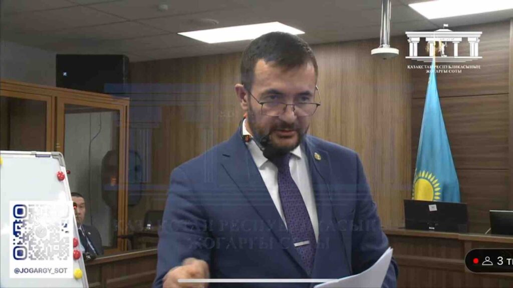 Игорь Вранчев с листком бумаги говорит на судебных прениях в зале суда