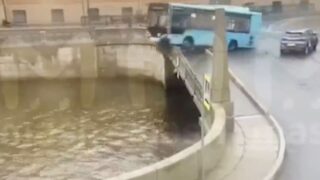 Казахстанец спас пассажиров утонувшего автобуса в Петербурге