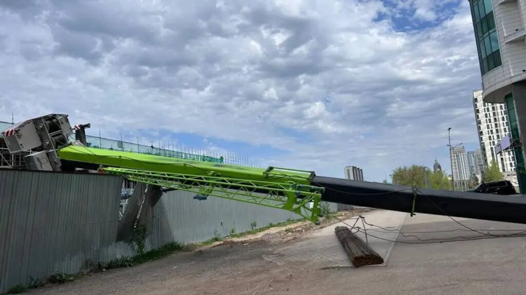 Упавший кран на месте строительства LRT в Астане