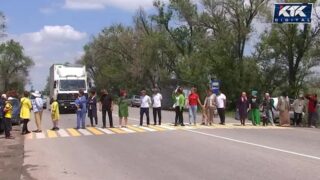 Жители перекрыли дорогу, требуя встречи с чиновниками в Алматинской области