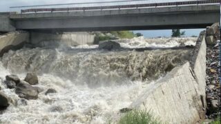 Мост через реку Талгар закрыли из-за подъема воды и угрозы обрушения