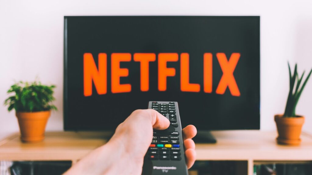 Лого Netflix на телевизоре