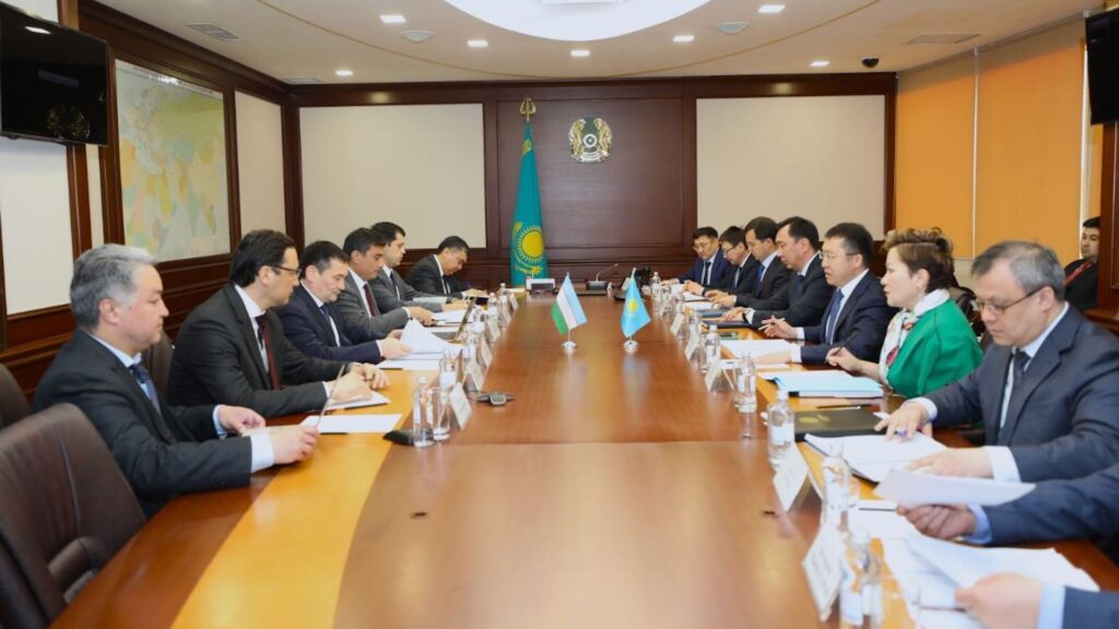 Делегации Казахстана и Узбекистана обсуждают транспортную логистику