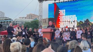 Оппозиция блокирует улицы Еревана, требуя отставки Пашиняна