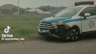 Полицейский «тараном» остановил угнанный авто в Шымкенте
