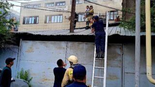 Пожарные Алматы спасли 12 человек из горящего дома