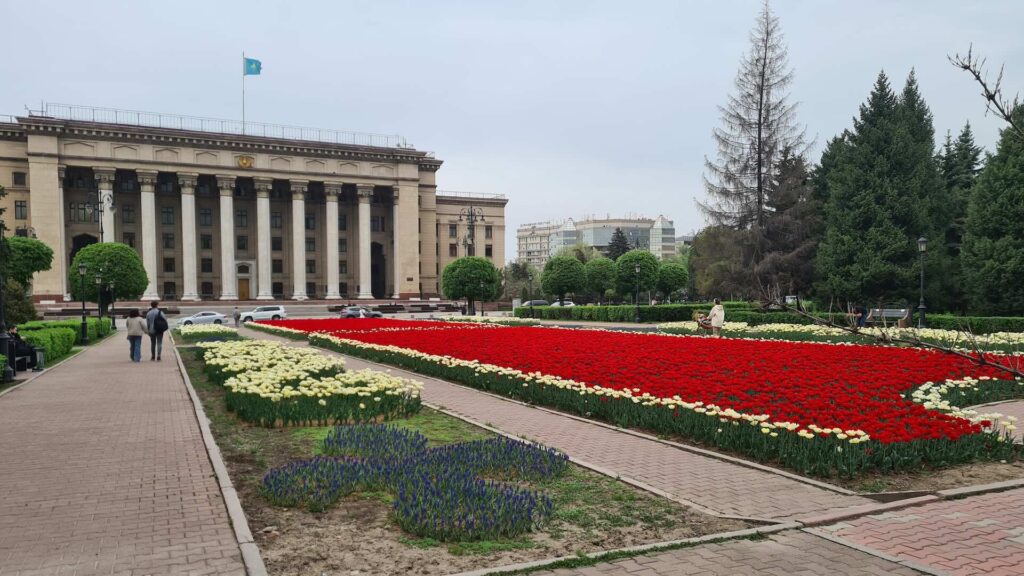 Цветы перед зданием университета КБТУ в сквере Алия и Маншук в Алматы