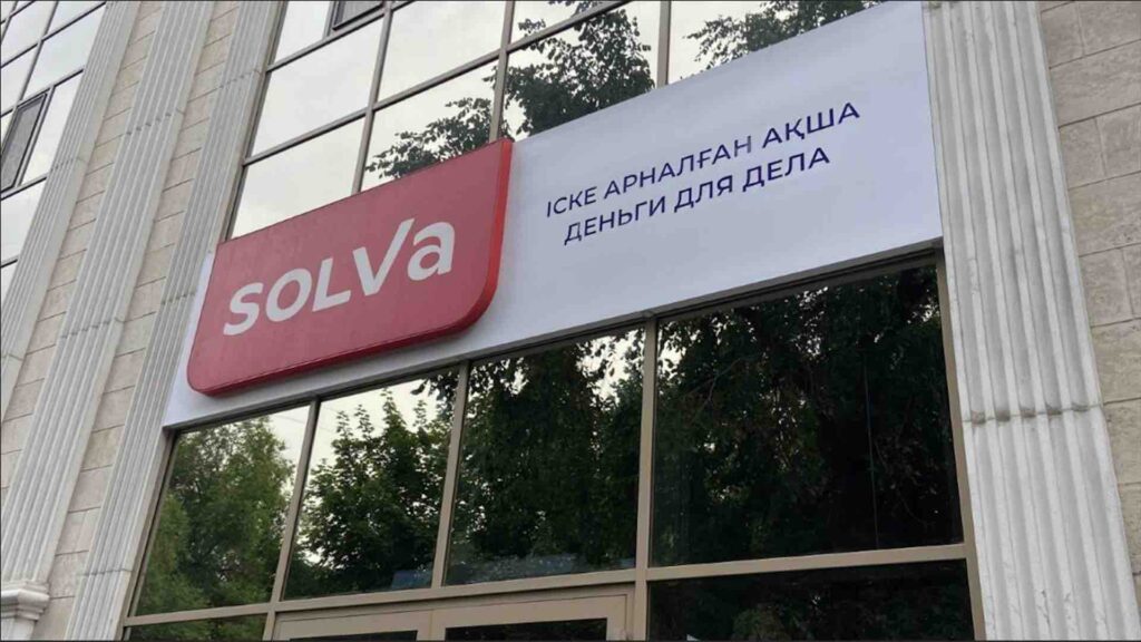 Логотип МФО Solva на стеклянном здании