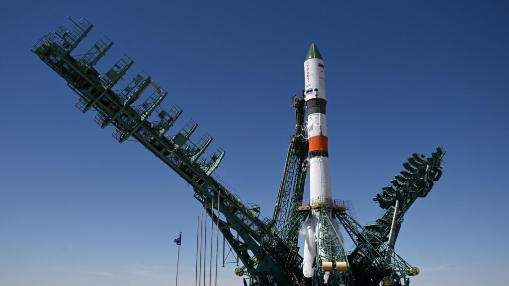Подготовка к запуску ракеты-носителя "Союз-2.1а"