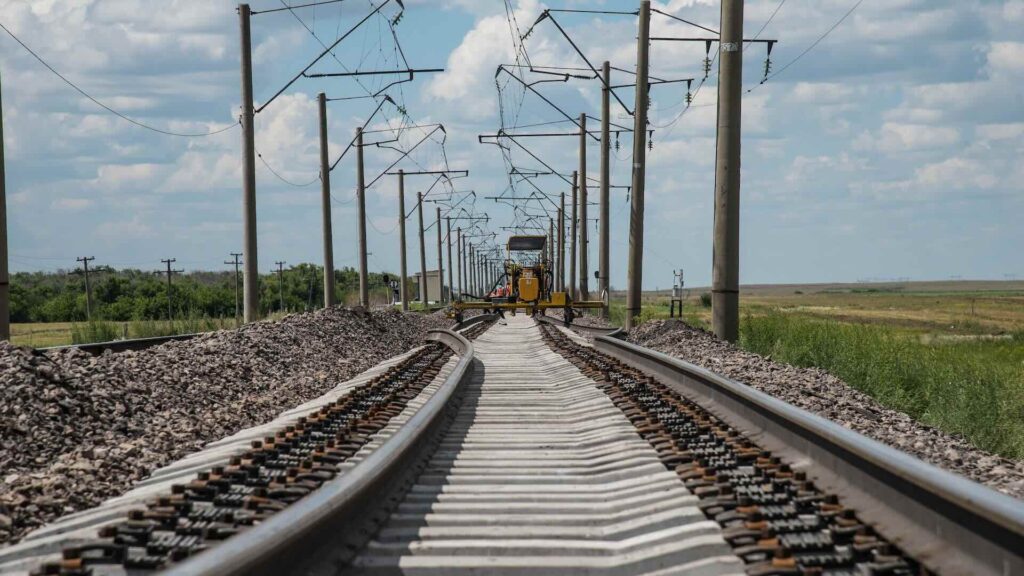 Проверка железнодорожных путей в Казахстане