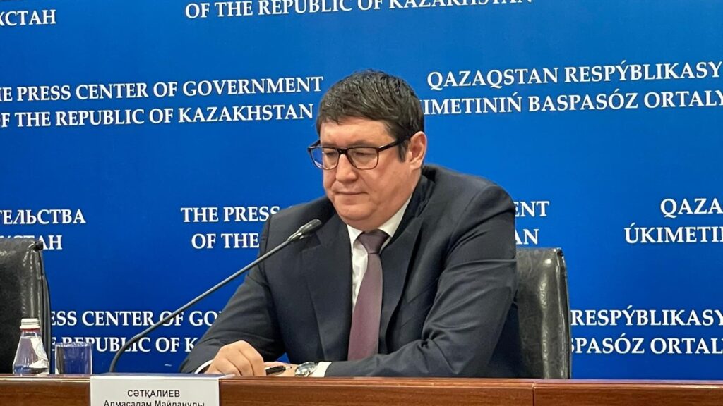Министр энергетики Алмасадам Саткалиев задумался после заседания кабмина 28 мая 2024 года