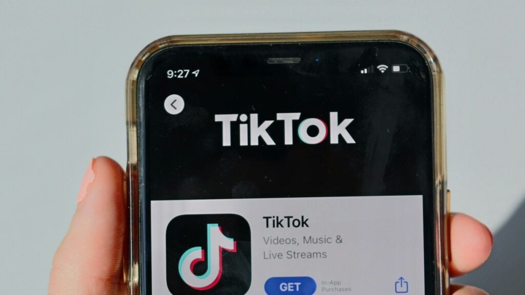 Приложение TikTok на смартфоне