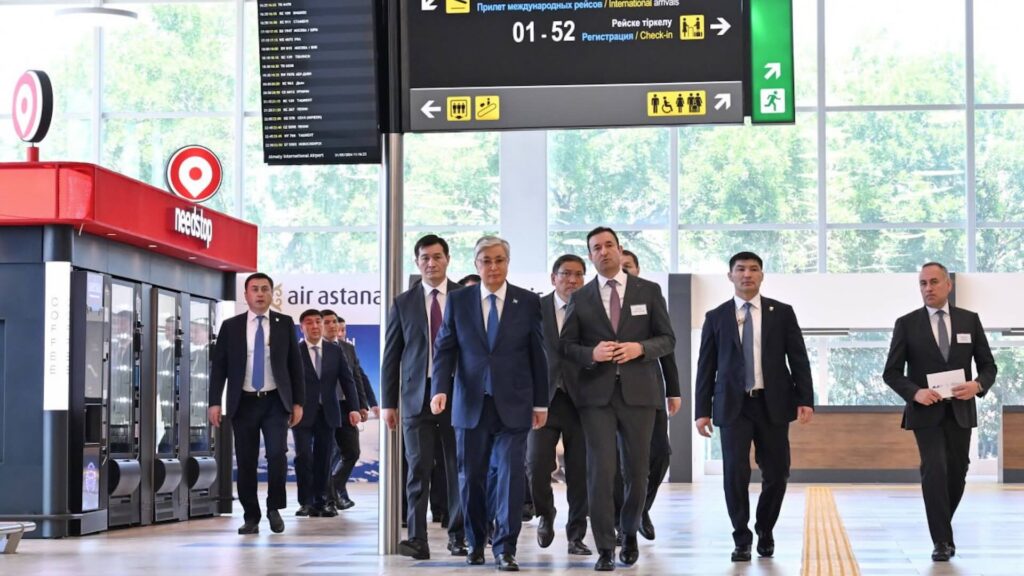 Токаев идет с делегацией по новому терминалу аэропорта Алматы