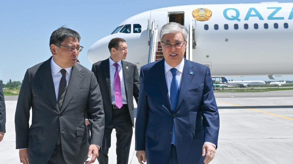 Президент Казахстана Токаев идет около самолета в Алматы с акимом города Досаевым
