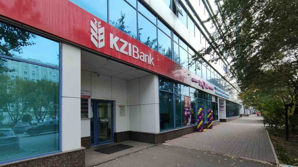 Вывеска KZI Bank на фасаде здания