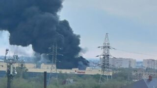 В Актобе тушат большой пожар на складе со стройматериалами