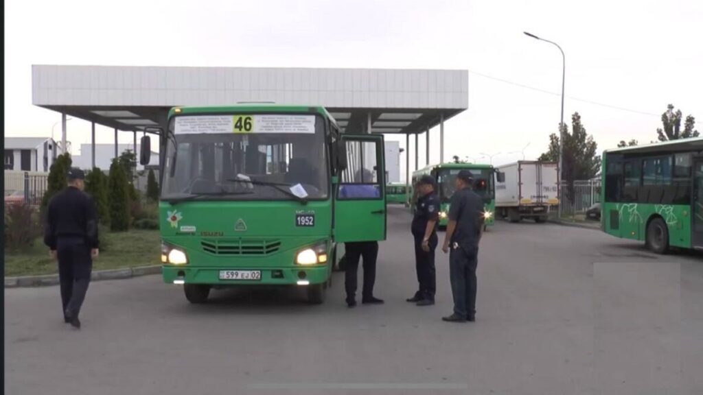 Полиция проверяет состояние автобусов частного автопарка