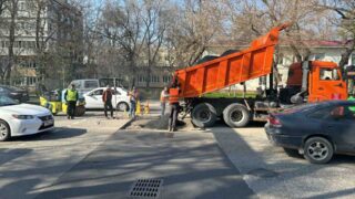 В Алматы начали ремонтировать ямы на дорогах