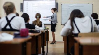В Астане аким сообщил о нехватке учителей в школах