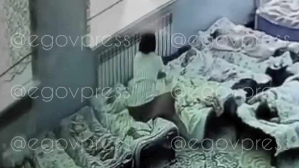 Воспитательница сидит с ребенком у кровати