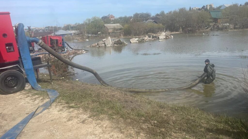 Спасатели откачивают воду