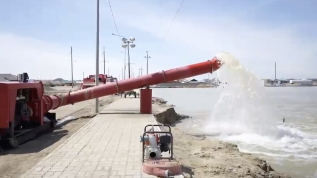 Насосы откачивают воду в городе Кульсары