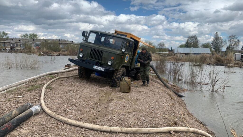 Сброс воды в водохранилище