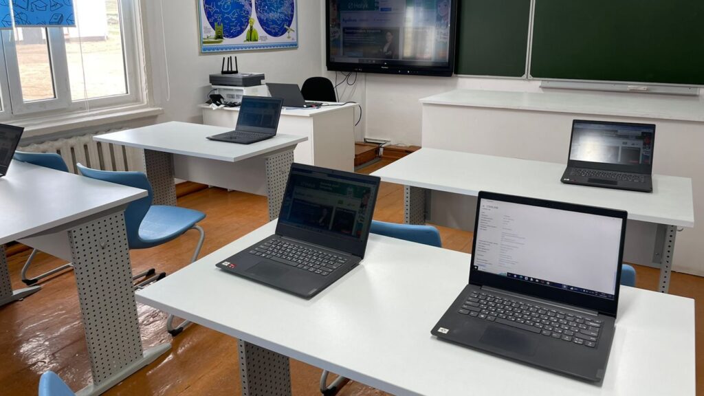 Школьный класс с компьютерами, которые подключены к интернету Starlink^ в области Абай