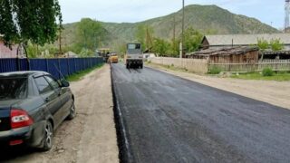 В селе Маралды в ВКО асфальтируют дороги