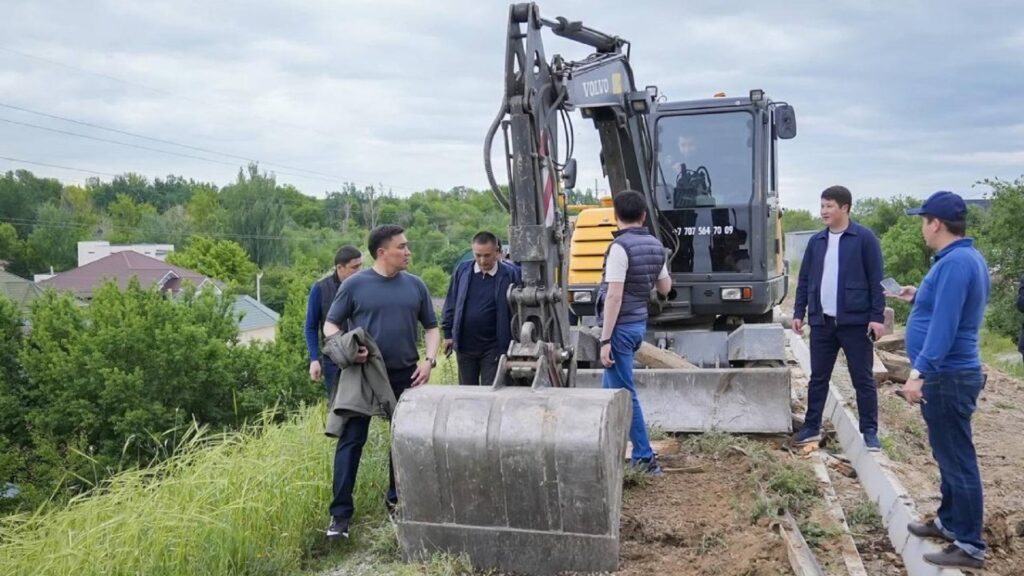 Аким Шымкента осматривает экскаватор